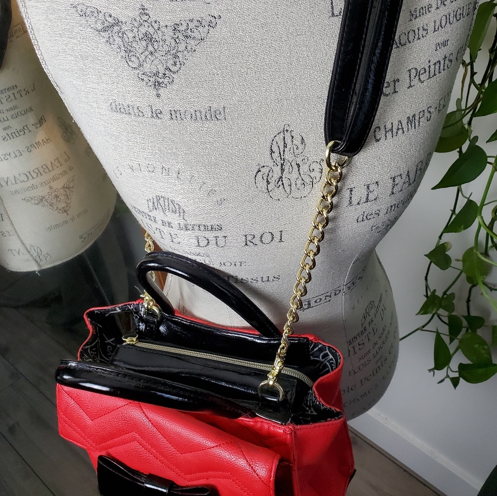 BETSEY JOHNSON | Zig Zag Pattern Sparkle Black Bow Gold Chain Crossbody Handbag - Picture 6 of 16